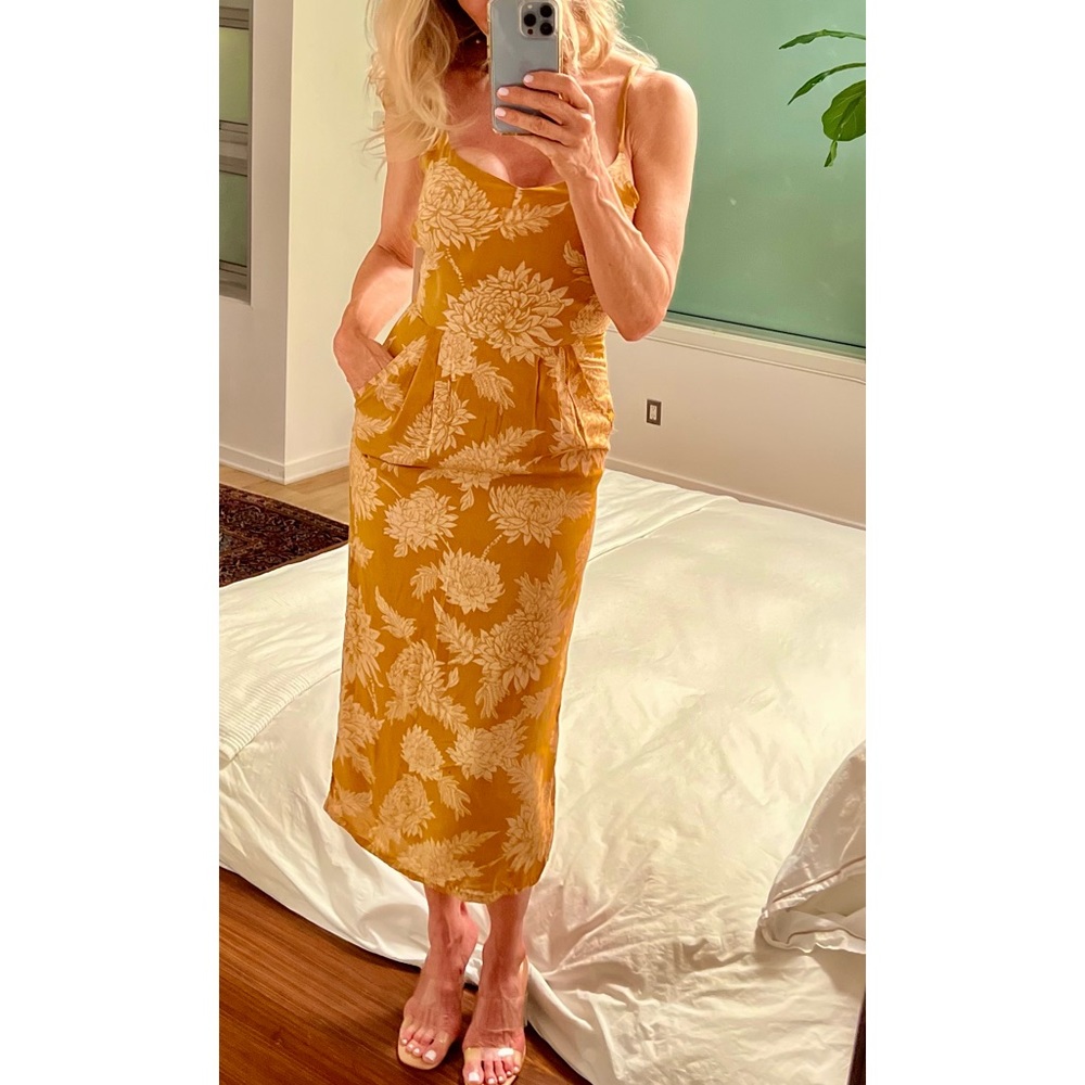 Novella Royals SZ xs Dijon Gold Midi Dress